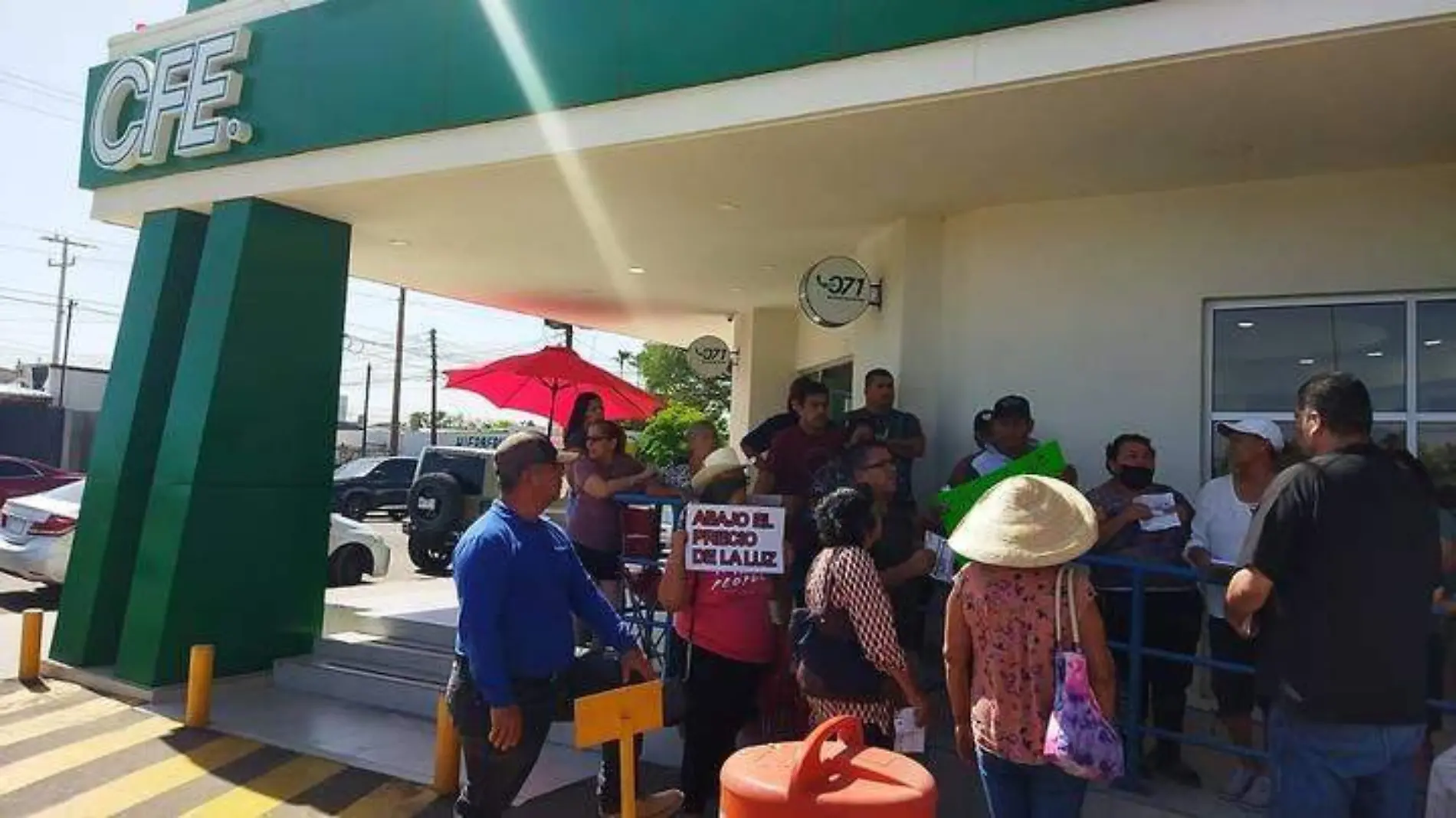 Algunos usuarios se manifestaron el pasado lunes en las oficinas de la CFE en San Luis Río Colorado